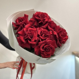 Букет из 7 ажурных красных роз