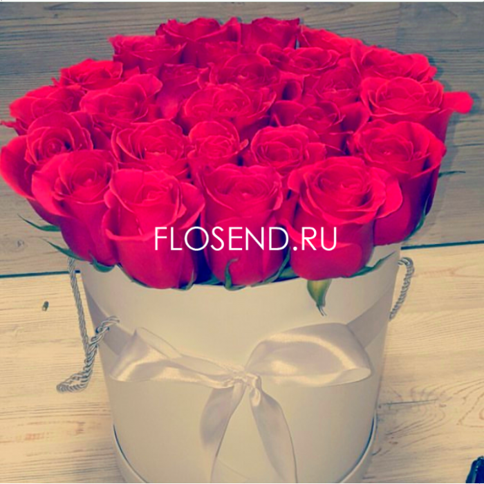 Красные розы в шляпной коробке